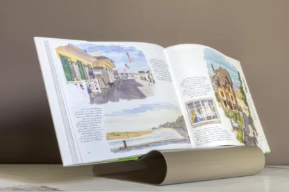 Lutrinarium petit modèle beige laqué avec le livre Normandie aquarelles de Fabrice Moireau aux Éditions du Pacifique.