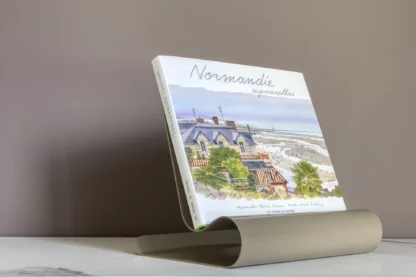 Lutrinarium petit modèle beige laqué avec la couverture du livre Normandie aquarelles de Fabrice Moireau aux Éditions du Pacifique.