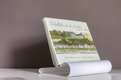 Lutrinarium petit modèle blanc laqué avec la couverture du livre Vallée de la Loire aquarelles de Fabrice Moireau aux Éditions du Pacifique.