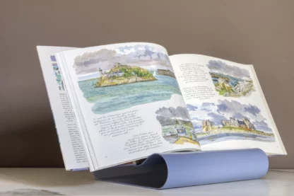 Lutrinarium petit modèle bleu-gris laqué avec le livre Bretagne aquarelles de Fabrice Moireau aux Éditions du Pacifique.