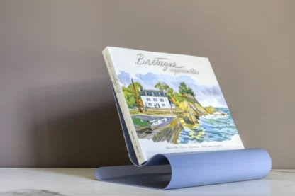 Lutrinarium petit modèle bleu-gris laqué avec la couverture du livre Bretagne aquarelles de Fabrice Moireau aux Éditions du Pacifique.
