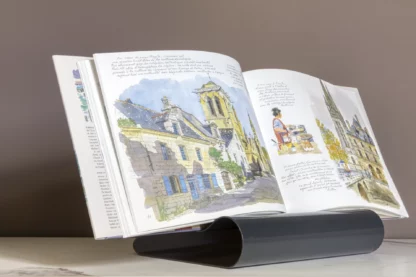 Lutrinarium petit modèle gris laqué avec le livre Bretagne aquarelles de Fabrice Moireau aux Éditions du Pacifique.
