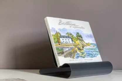 Lutrinarium petit modèle gris laqué avec la couverture du livre Bretagne aquarelles de Fabrice Moireau aux Éditions du Pacifique.