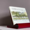 Lutrinarium petit modèle rouge laqué avec la couverture du livre Vallée de la Loire aquarelles de Fabrice Moireau aux Éditions du Pacifique.