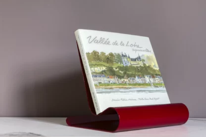 Lutrinarium petit modèle rouge laqué avec la couverture du livre Vallée de la Loire aquarelles de Fabrice Moireau aux Éditions du Pacifique.