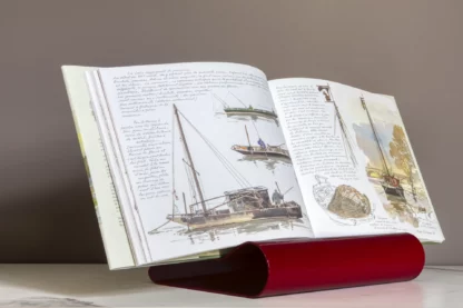 Lutrinarium petit modèle rouge laqué avec le livre Vallée de la Loire aquarelles de Fabrice Moireau aux Éditions du Pacifique.