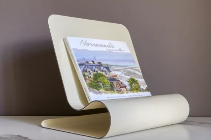 Lutrinarium grand modèle ivoire avec la couverture du livre Normandie aquarelles de Fabrice Moireau aux Éditions du Pacifique.